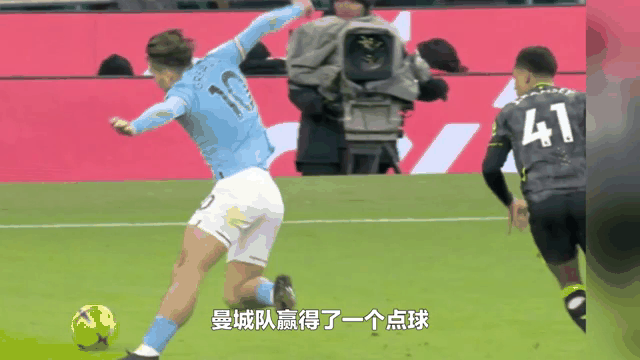 柏林赫塔队员在比赛中踢飞点球，球迷愤怒