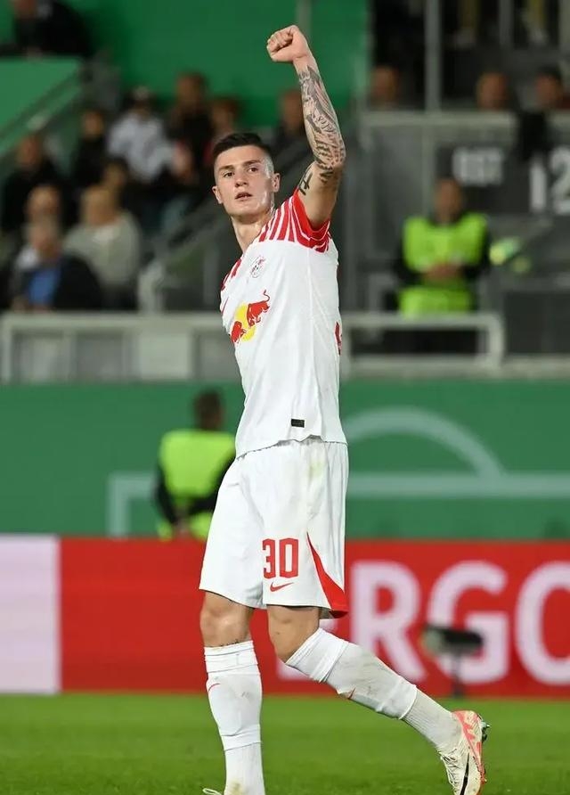 包含皇马超级巨星受伤，球迷热议下一步的词条