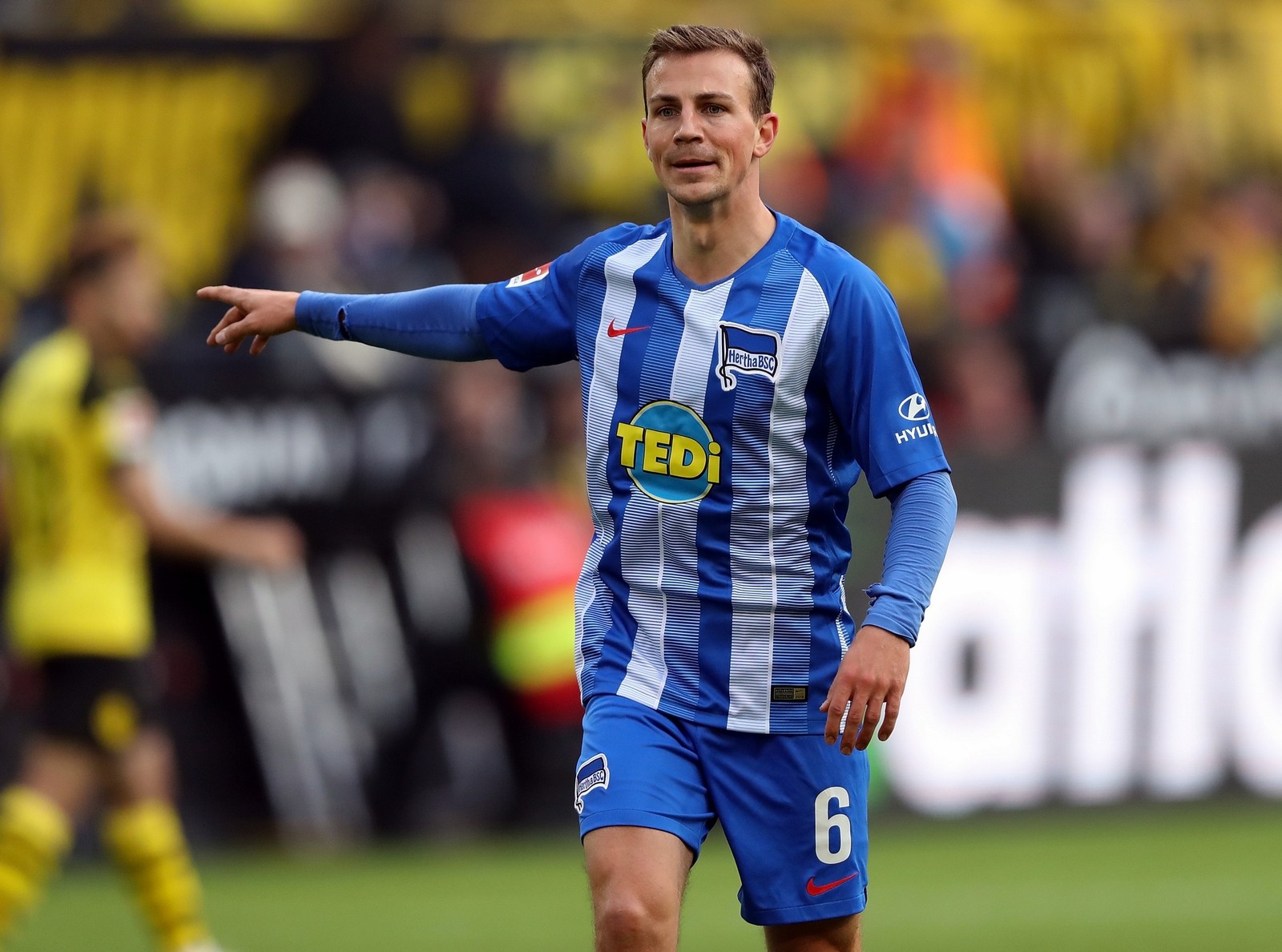 柏林赫塔队员在比赛中踢飞点球，球迷愤怒