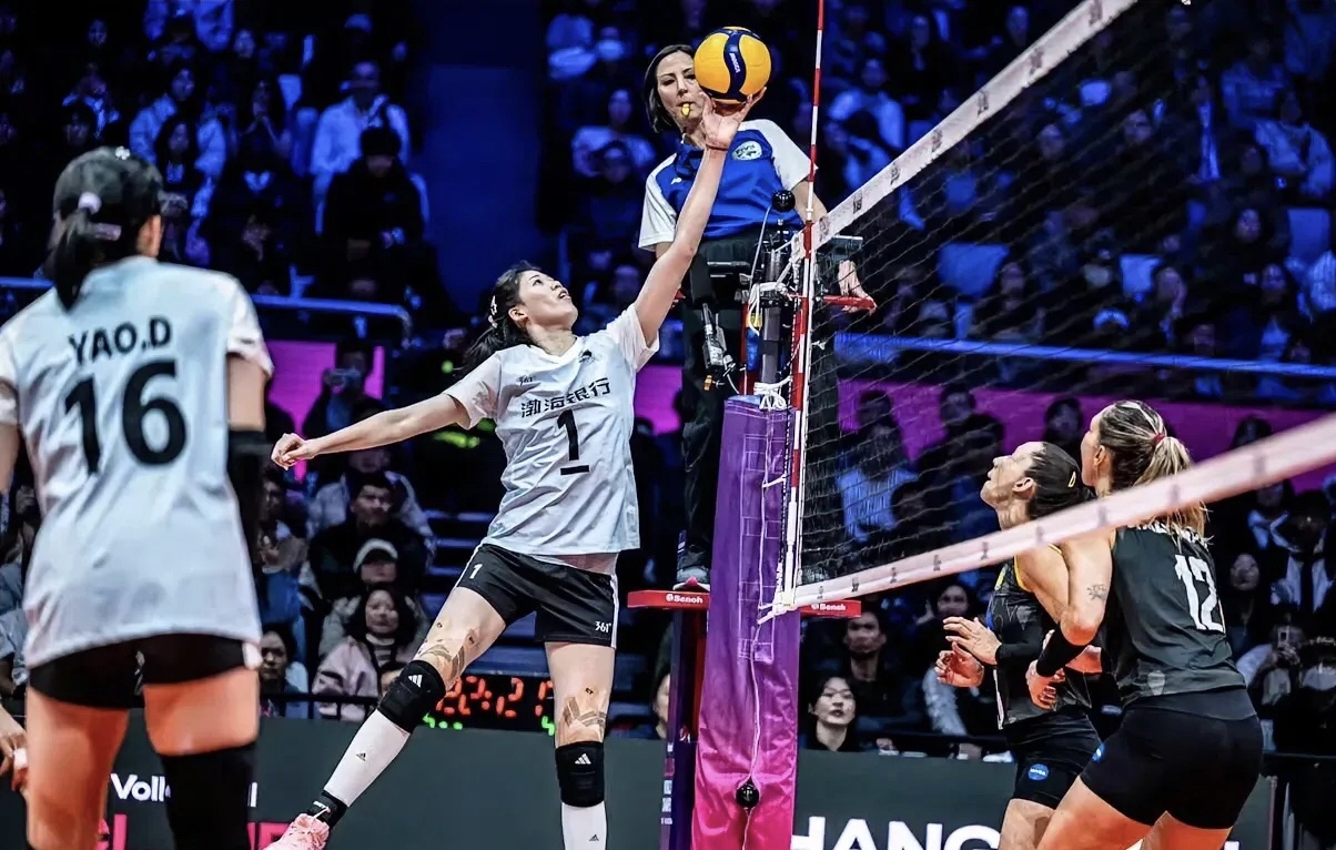 球员们在赛场上彰显出优雅和力量的完美结合